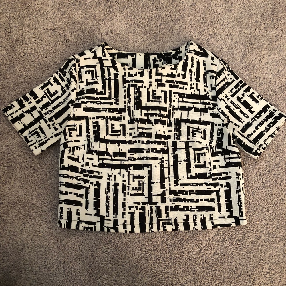 Short Sleeve Geo Crop Top